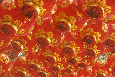 中国新年红灯笼挂在高处亲人节日家庭民间背景图片
