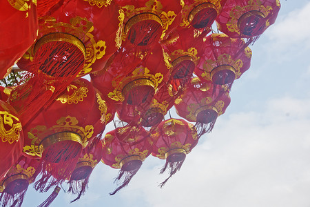 中国新年红灯笼挂在高处节日亲人民间家庭背景图片
