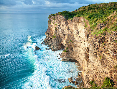 岩质海洋海浪和岩石天线海洋高地天空地平线日落瓦图海景爬坡石头背景