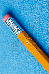 蓝背景上的铅笔背景图片