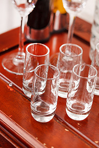 餐桌上的空杯子反射玻璃嘶嘶声摄影假期餐厅酒杯派对桌子背景图片