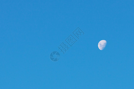 月亮照耀蓝天背景图片