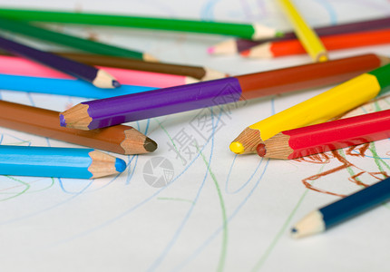 蜡笔学校笔画绘画工具彩虹幼儿园光谱艺术铅笔家庭作业高清图片