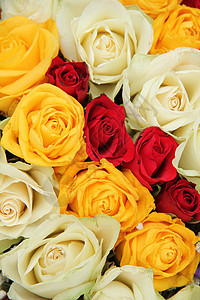 黄色花束婚礼安排中的黄 白和红玫瑰花中心花店婚姻玫瑰装饰品红色绿色桌子花朵白色背景