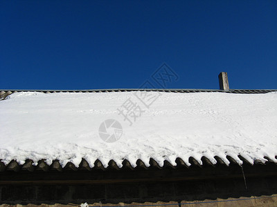 滑雪屋房子屋顶上多层积雪背景