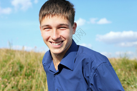 户外青少年狂喜场地自由草地阳光跑步男人享受幸福风景背景图片