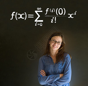 具有粉笔背景的数学或数学教师大学班级教育学习教学黑色老师木板男性白色背景
