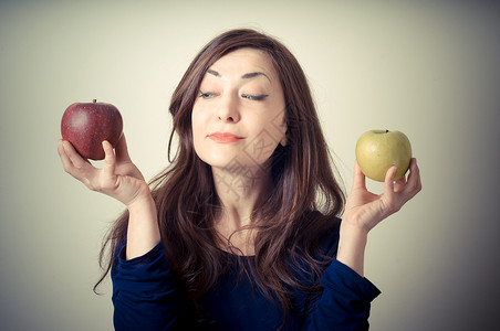 选择红苹果或黄苹果的美女女士女人皮肤营养饮食女性生食素食食物素女人背景图片