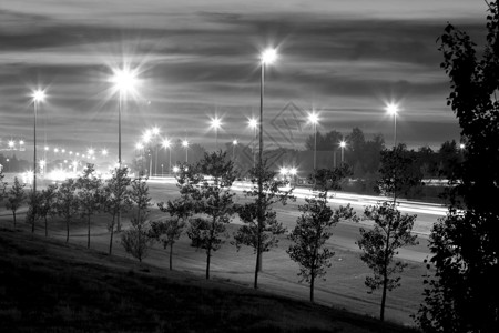 夜间1号公路路灯过往天空交通头灯树木尾灯条纹光线背景图片