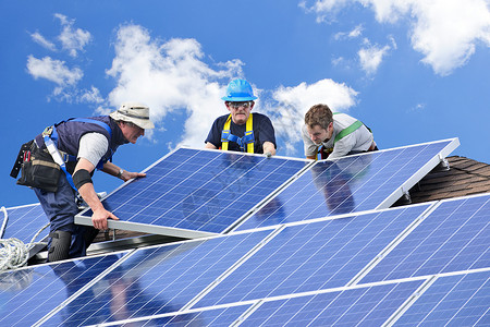 太阳能电池板安装力量程序光伏活力工人绿色职业屋顶住宅工作背景图片