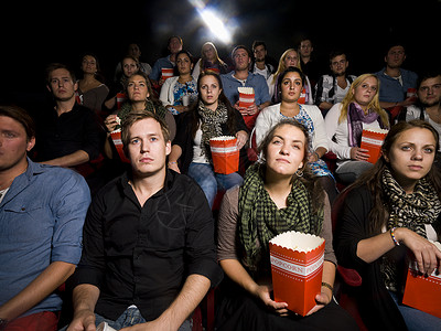 愚昧电影院里的人观众席喜悦男性演出群人乐趣人群男士文艺电影背景