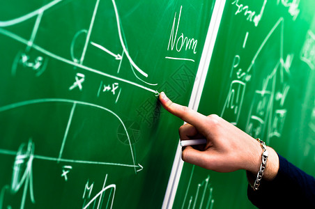一个学生的手指着绿色粉笔板教授学习学校男性战略教学数学大学讲师解决方案背景图片