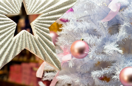 粉色星星树美丽的圣诞背景 带白树的白色树照片问候语星星辉光丝带季节乐趣派对火花庆典背景