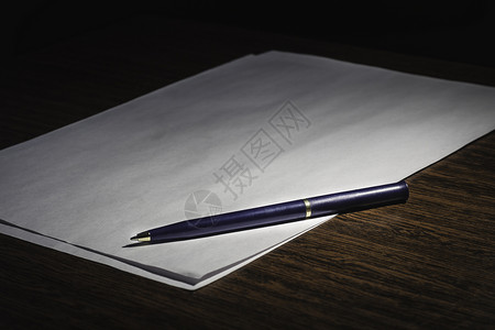 白色墨水写在白纸 故事的白单子上的笔背景