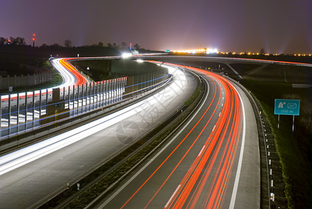 夜间高速公路  长时间曝光  灯光线旅游驾驶旅行运动汽车市中心街道运输生活辉光背景图片