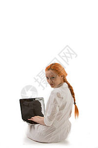 重头再来在笔记本电脑上工作的妇女女士地面车削白色空白屏幕重头背景