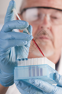 研究科学家男性注射器眼镜生长护士男人胡子奉献技术员小瓶背景图片