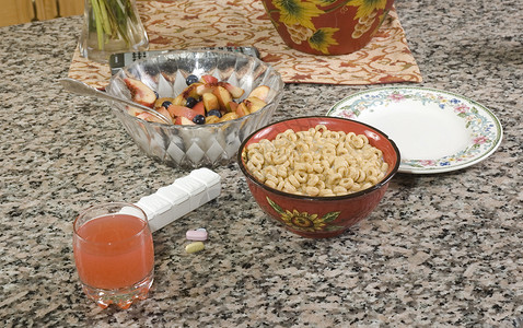 健康早餐燕麦玻璃桌子柜台牛奶盘子谷物药片维生素勺子背景图片