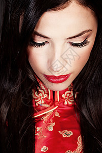 在红色的Cheongsam妇女中丝绸女士女孩女性文化纺织品戏服裙子传统织物背景图片