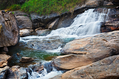 瀑布图阿图卡杜瀑布瀑布蓝色苔藓岩石飞溅风景溪流运动热带石头背景