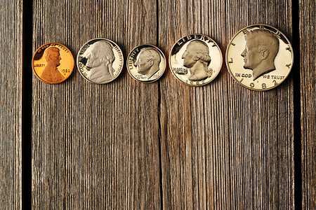 木制背景的硬币银行业储蓄货币商业金融木头现金背景图片