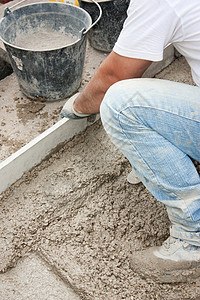 共济会水泥砂浆地面熨平层扁平化工人板房工地装修男人背景图片