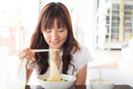 吃面面筷子闲暇餐厅食物享受饮食早餐咖啡店盘子桌子背景图片