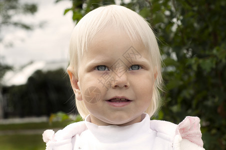 眼睛长包素材一位金发年轻女孩的肖像女性太阳公园森林头发闲暇孩子身体婴儿眼睛背景