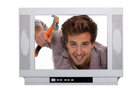 一个人在电视里敲锤的画面的概念形象背景图片