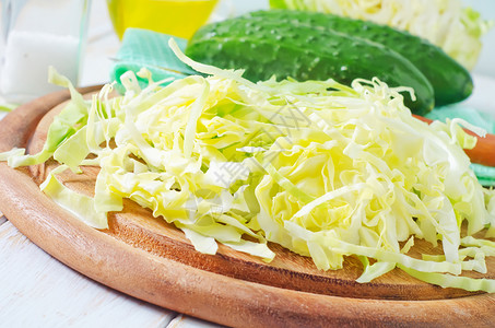 一盘黄瓜卷心菜白菜圆圈用具色拉食物桌子叶子烹饪沙拉蔬菜黄瓜背景