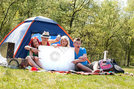 帐篷公告青少年在露营时用空的标志牌板背景