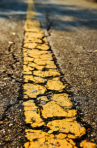 黄条状的阿法特公路纹理街道地面运动场景岩石交通宏观石头运输材料背景图片