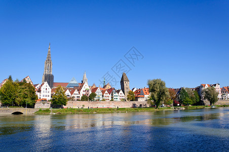 Ulm大教堂教会教堂旅行建筑游客蓝天尖塔尖顶旅游长廊背景图片