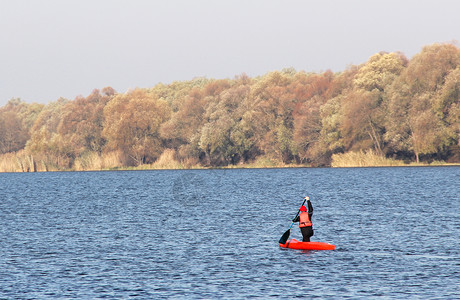 穿红色独木舟的运动员背景图片