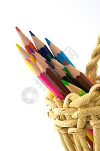 彩色铅笔木头商业篮子学习绘画染色线索补给品锐化白色背景图片