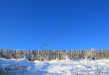 雪栅栏在岸边的村庄 冻结河水垃圾城市财产寒意木头外壳农场杂草植物木材背景