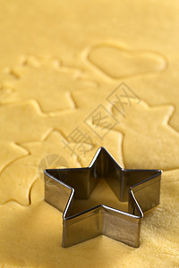 星光已碎的饼干假期季节性糕点金属星星烘烤用具照片面团脆皮背景图片