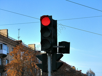 轻型交通灯交通员日光街道红色灯塔信号高清图片