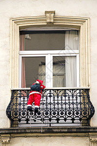 雪人爬上房子阳台背景图片
