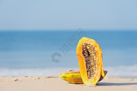 两半木瓜晴天水果甜点支撑天空海洋旅游情调天堂美食高清图片