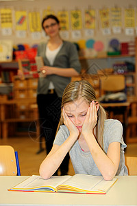 学校里压力过大的学生 有一本书在前面背景图片