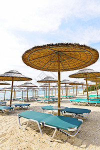 沙沙海岸上的海滩雨伞和椅子高清图片