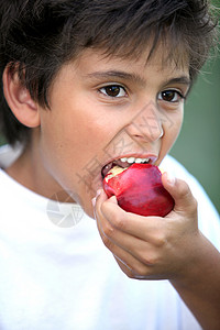 苹果8手机样机男孩吃苹果食物男性眼睛白色红色水果头发福利男生棕色背景