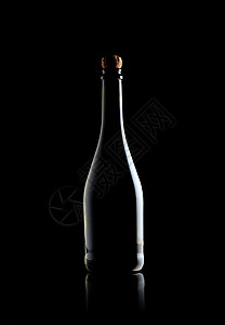 空酒瓶香槟酒瓶反射玻璃奢华黑色背景