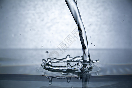 王冠透明素材水喷水宏观液体温泉速度卫生活力气泡环境圆圈蓝色背景