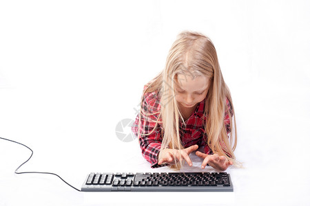 使用计算机的小女孩电子键盘桌面电脑女性孩子们白色女孩背景图片
