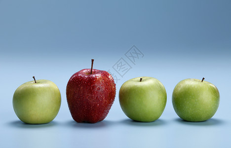 苹果绿色歧视食物团体水果卓越想像力个性统治红色背景图片