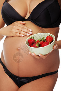 草莓分体泳装身穿黑内衣的孕妇沙拉腹部女性保健父母皮肤母亲卫生妈妈孩子背景