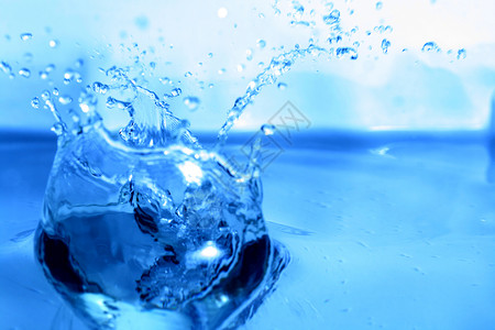 蓝色气泡背景水喷水口渴水滴美丽温泉运动圆圈宏观蓝色白色波纹背景