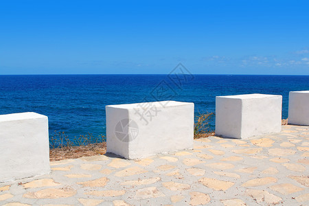 地中海沿海海岸观察白色里程碑标志物高清图片